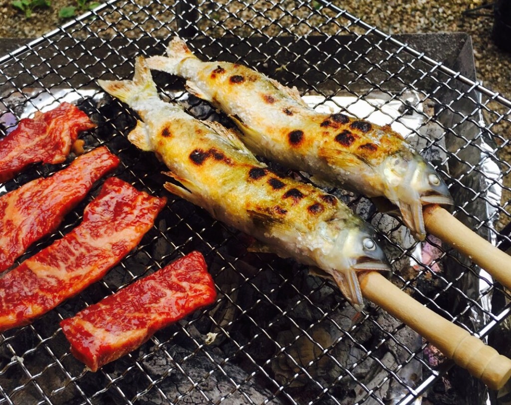 キャンプの定番 鮎の塩焼きをバーベキューグリルで 炭焼の美味しさは絶品 From Okayama To Everywhere